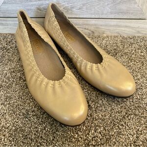 Munro American Gold Leather Stretch Ballet Flat Loafers Kitten Heel Comfort